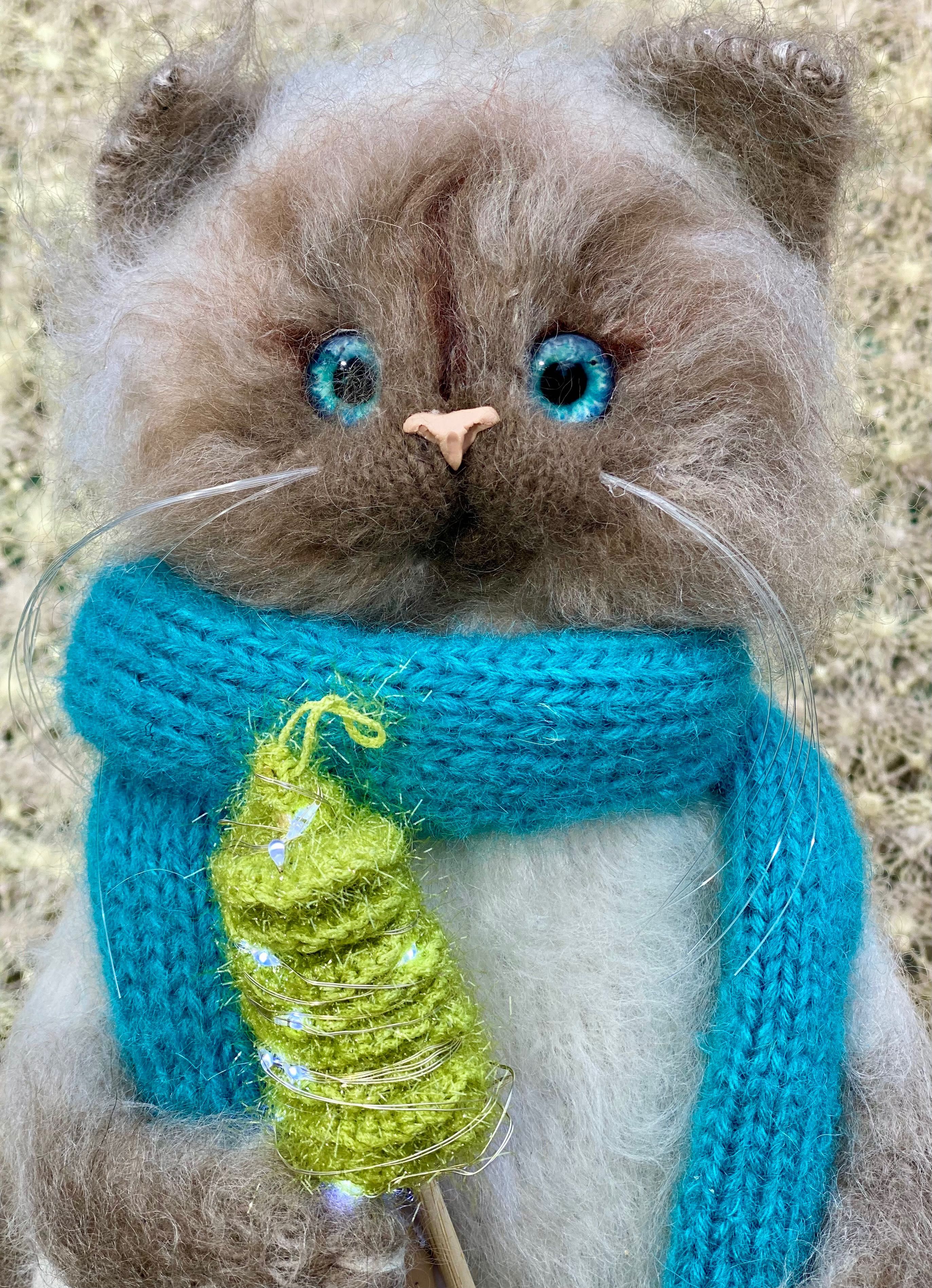 Сиамский котик со светящейся елочкой, декоративная игрушка