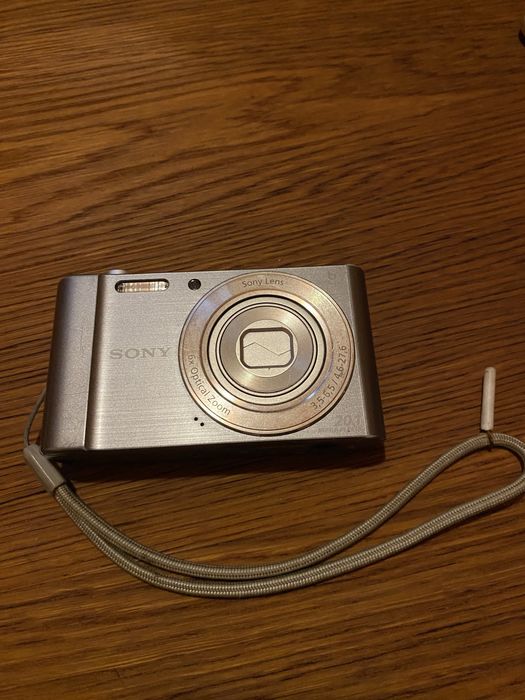 Kompaktowy aparat marki Sony DSC‑W810