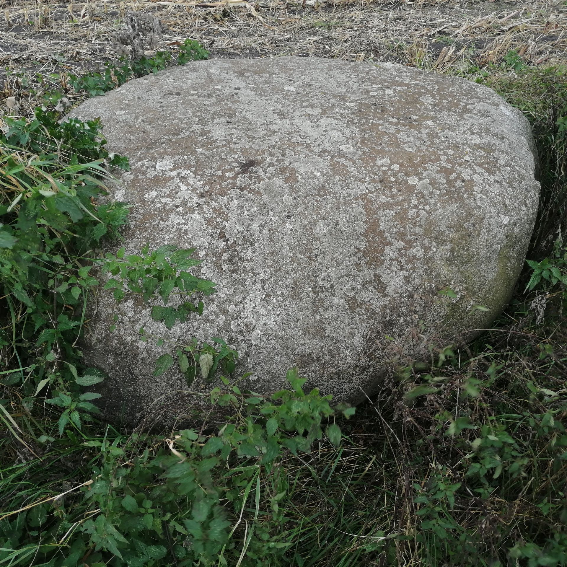 Kamień na rzeźbę pomnik postument