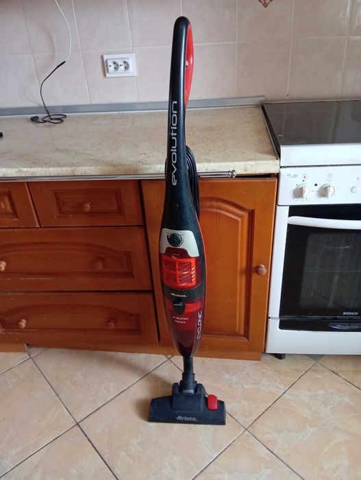 Продам вертикальный пылесос