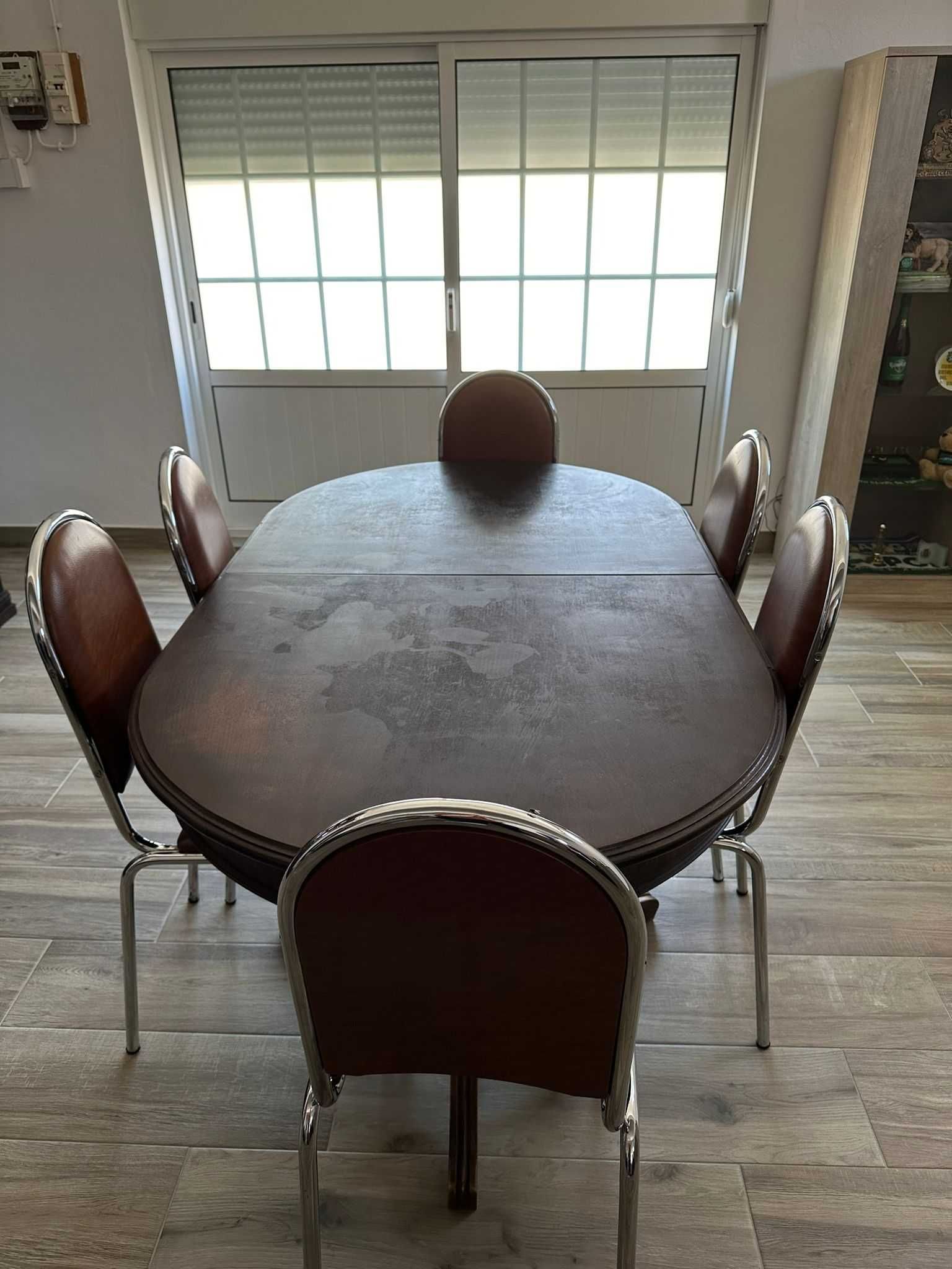 Mesa de sala com cadeiras
