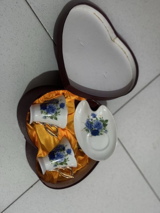 Chavenas de cafe com pires