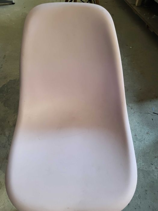 krzesło używane w kolorze różowym niebieskim białym