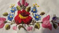Obrus lniany recznie haftowany piekne kwiaty 84 x 84 cm kwadrat