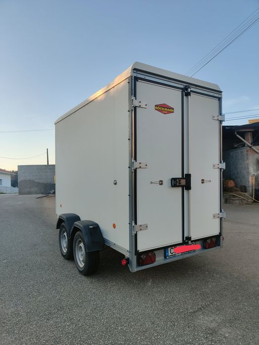 Atrelado de carga fechado