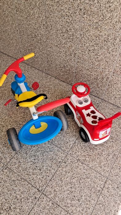 Triciclo com manobrador + carro com jogos