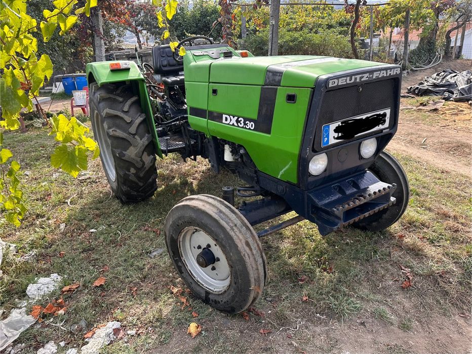 Trator Deutz com 54 cavalos