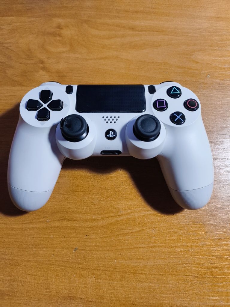 Dualshock 4 v1. Имеет проблемы с левым стиком