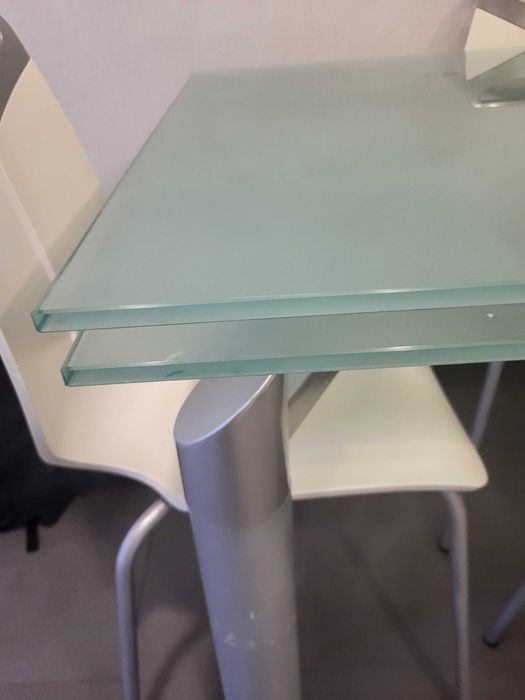 Mesa de cozinha e quatro cadeiras