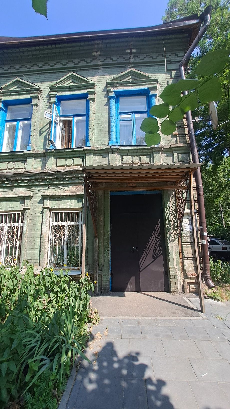 Продам две комнаты с балконом  в коммуналке в хорошем районе