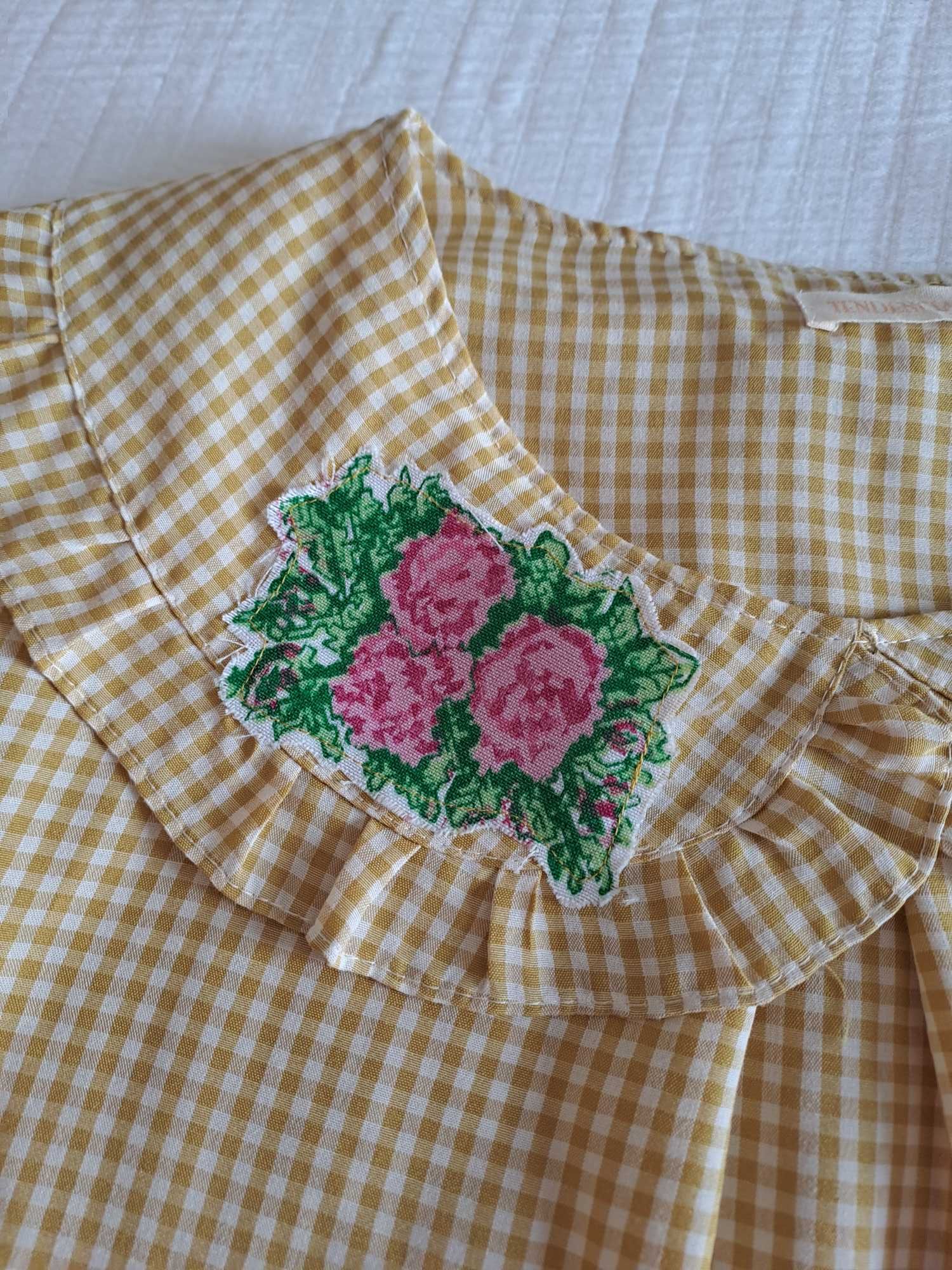 Camisa amarelo mostarda com folhos e bordado