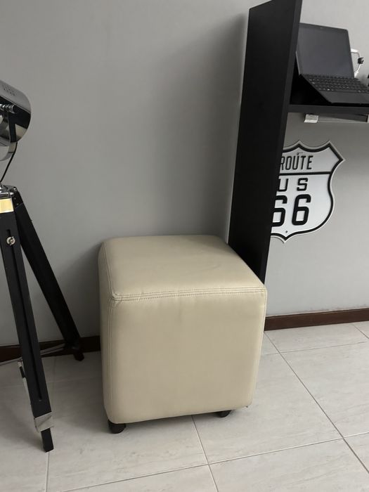 Banco Puff em pele usado com rodas