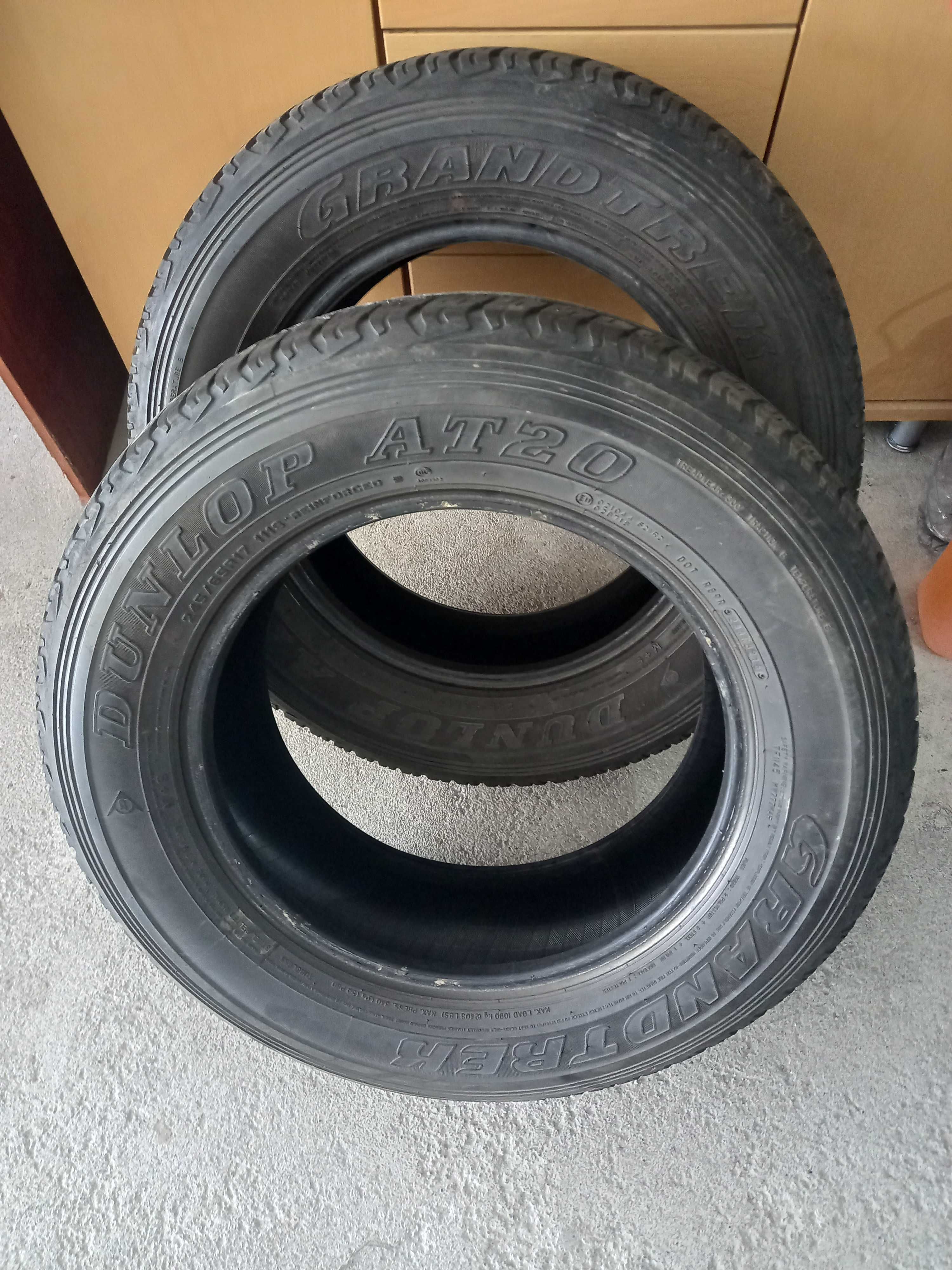 4 pneus 245/65R17 Dunlop e Goodyear