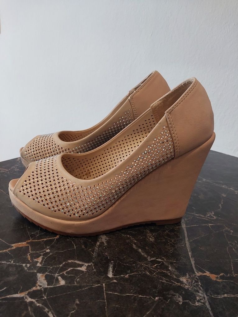 Buty na koturnie
