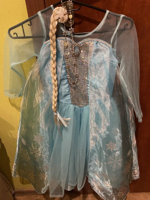 Elsa sukienka z peleryna i didatkami  h& m