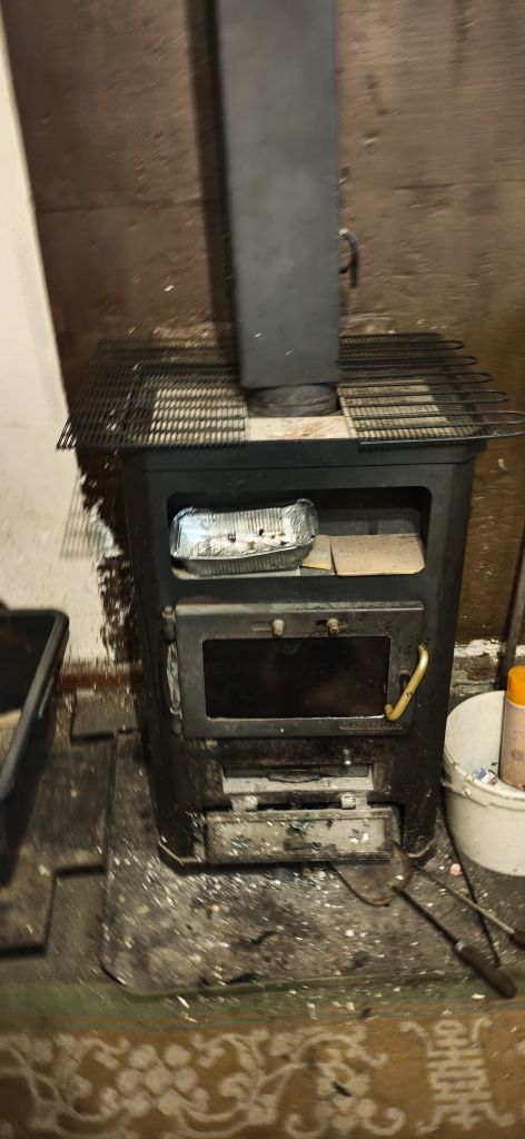 Piec duży wolnostojący żeliwny – koza na drewno, solidny, z szybą
