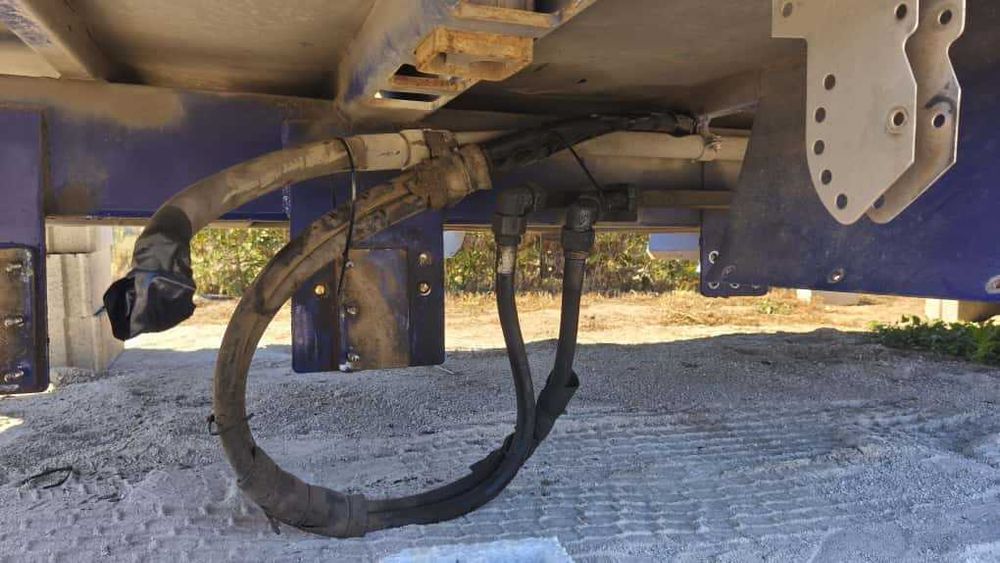 Carroçaria / estrado com suporte de grua