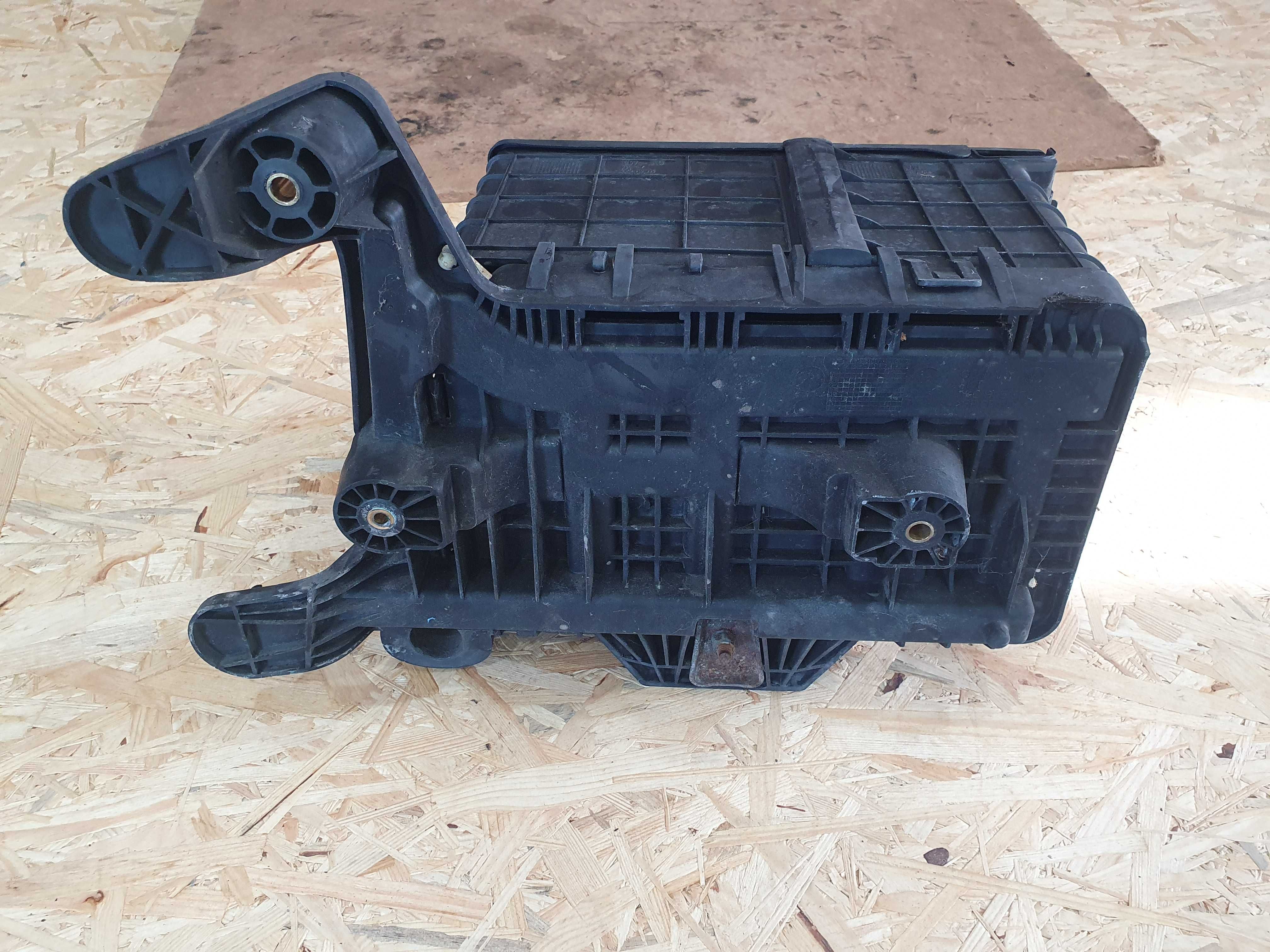 Obudowa podstawa akumulatora Audi a3 8p 1.6 BGU 05 rok kpl