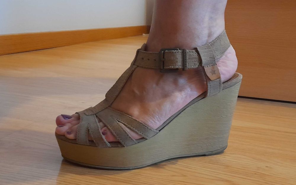 Sandálias Cubanas, com cunha, em camurça bege, tam 38.Em bom estado.