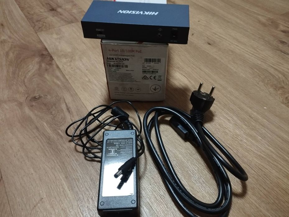 Комутатор 4 порти некерований Hikvision DS-3E0106HP-E POE