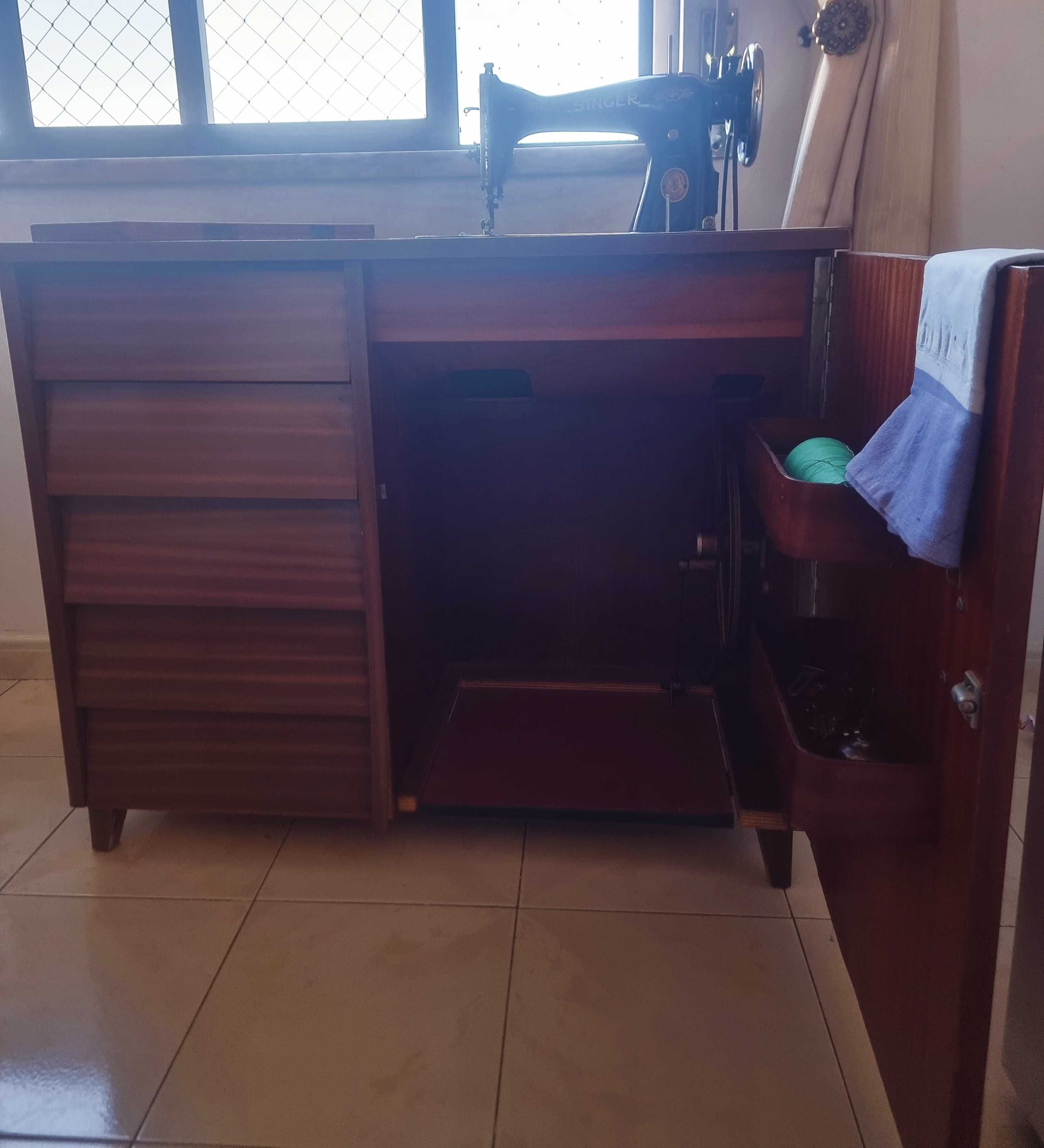 Máquina de costura de pedal, não é elétrica.