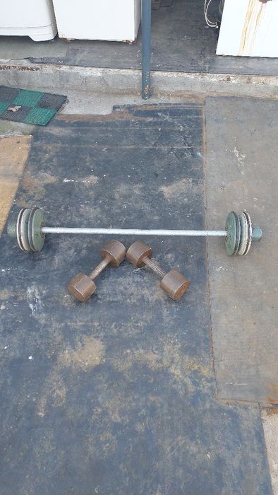 . Штанга 40 кг. Гантели 12 кг.