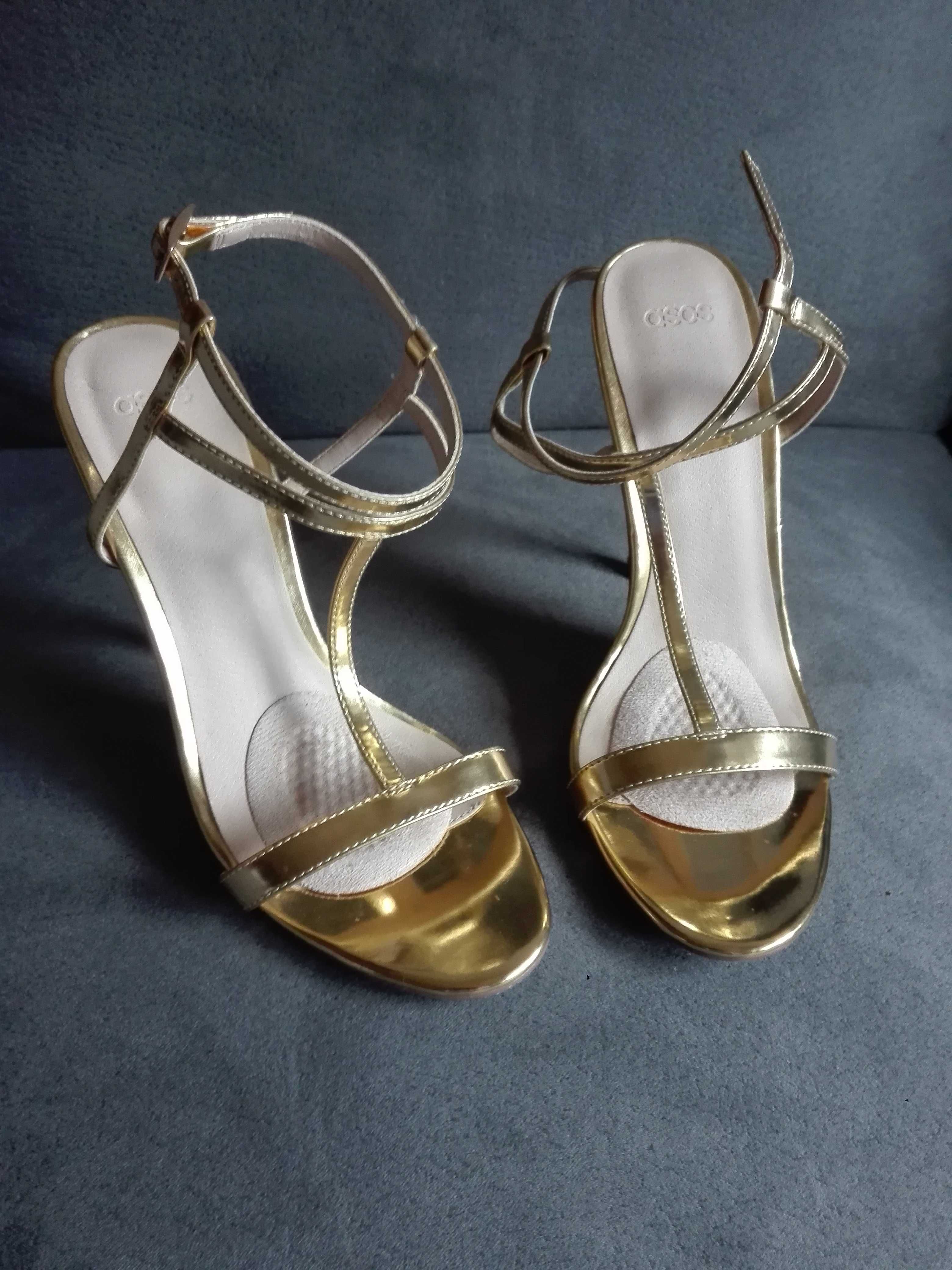 Sandálias douradas ASOS (altura salto: 11cm). Simples e elegantes.