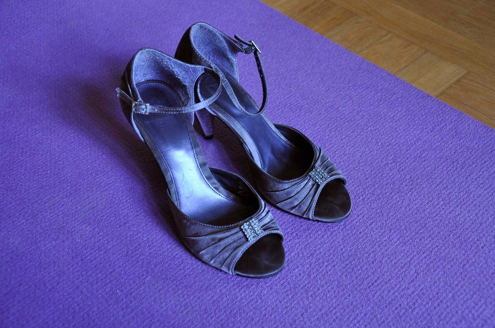 Eleganckie buty na słupku Bata r.38