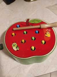 Zabawka jabłko z  gąsienicami