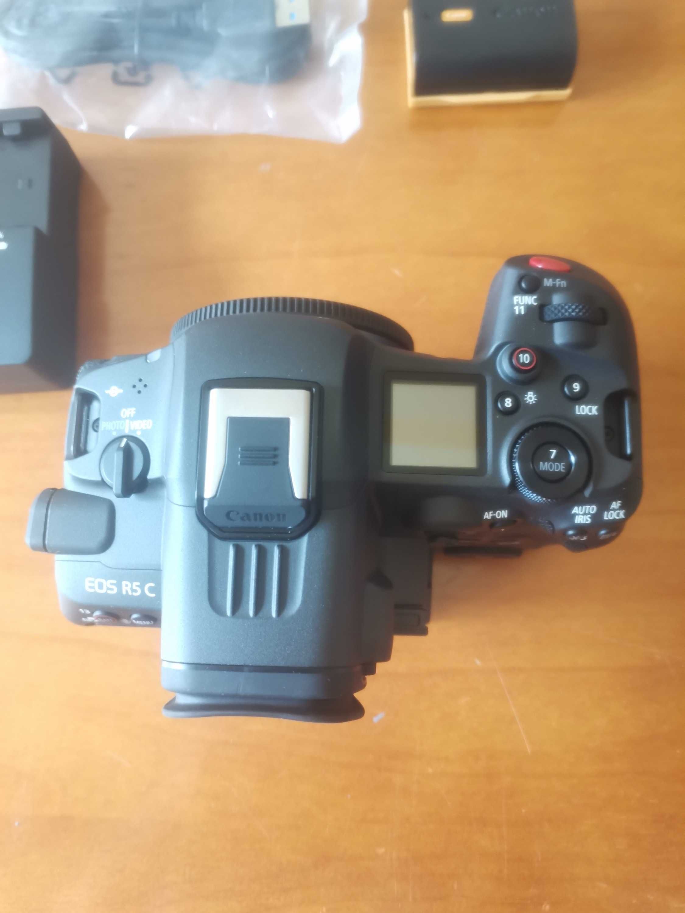 Canon R5 C 8K como nova