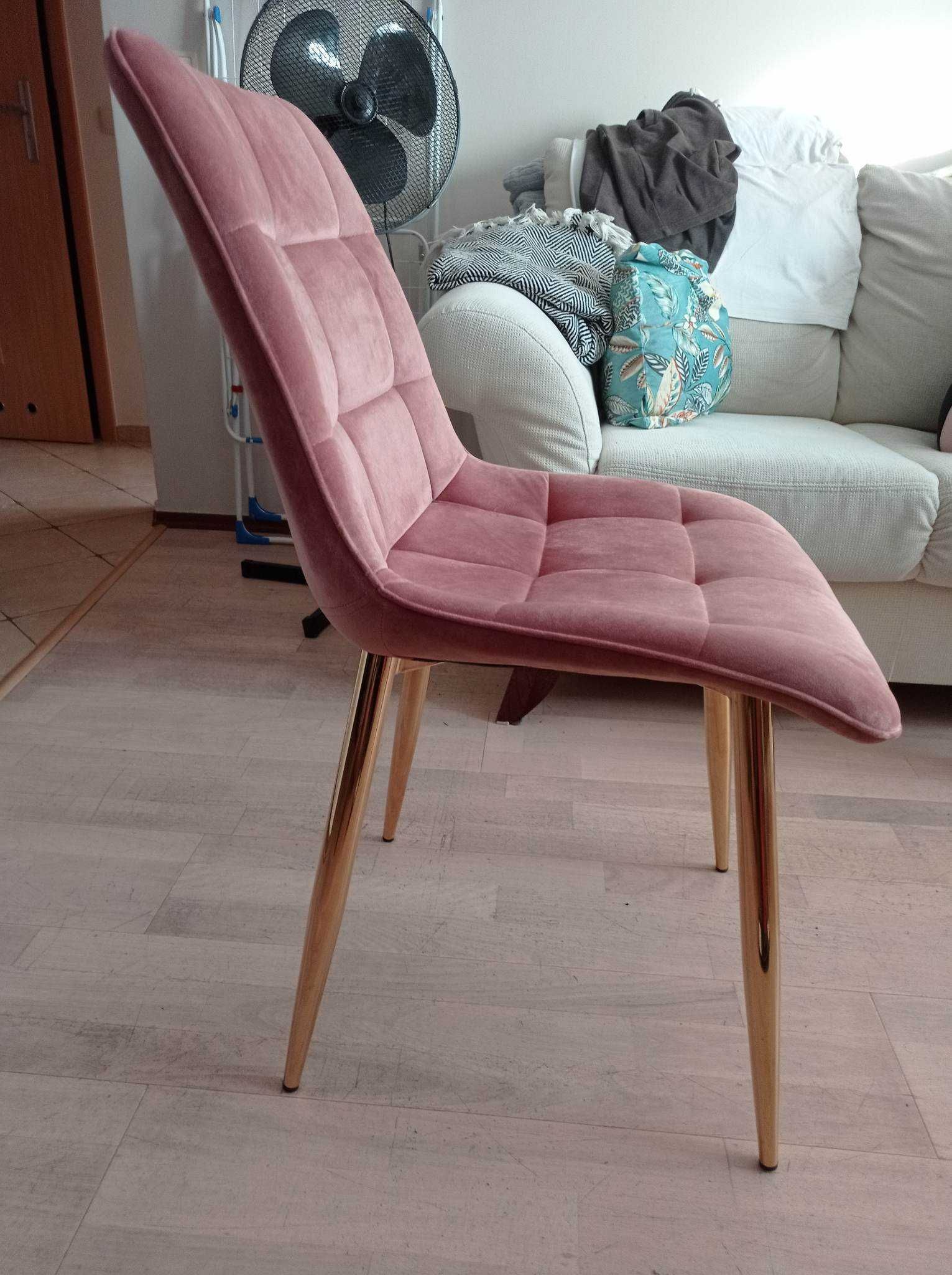 Krzesło tapicerowane różowe na złotych nogach