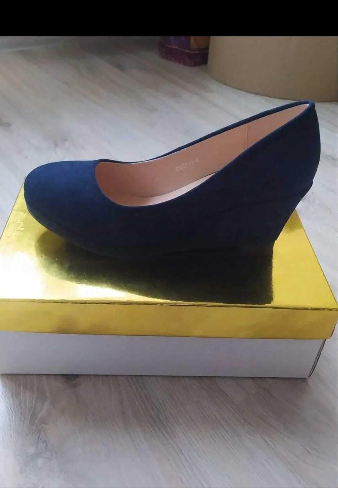 Buty na koturnie
