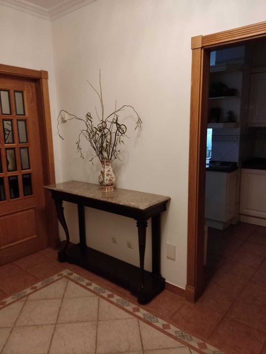 Consola com tampo de mármore.