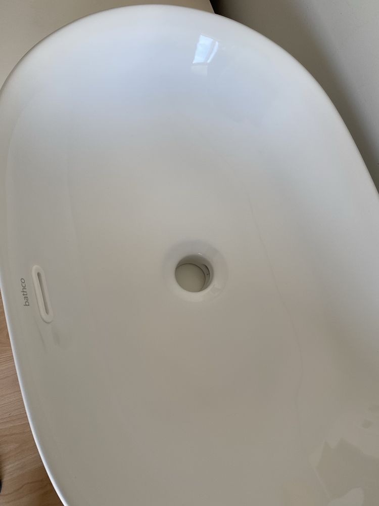 Lavatório oval de porcelana da Bathco - novo