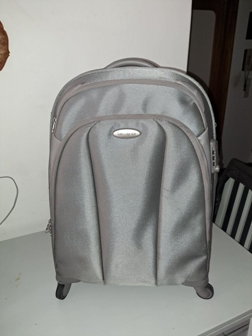 Vendo uma mala da Samsonite 70  litros em bom estado