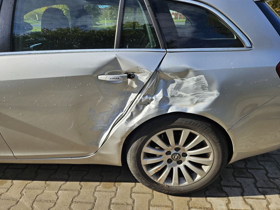 Opel Insignia 1.6 benzyna, 2010r. lekko uszkodzony