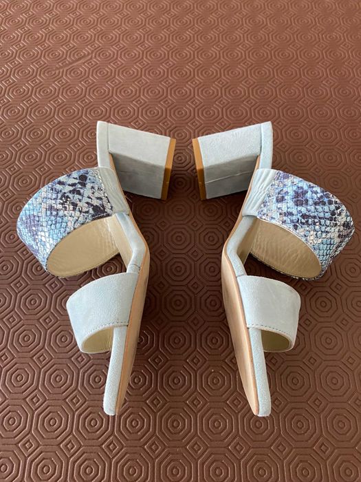 Chinelas marca XIS camurça e pele a emitar pele cobra (azuis claras)