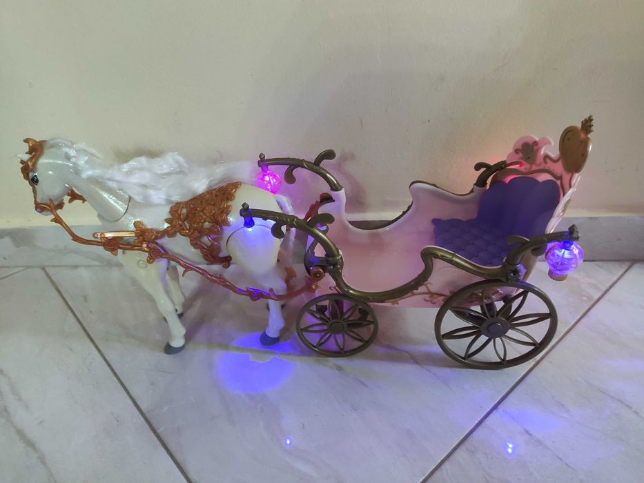 Karoca dla lalek Barbie z chodzącym koniem.