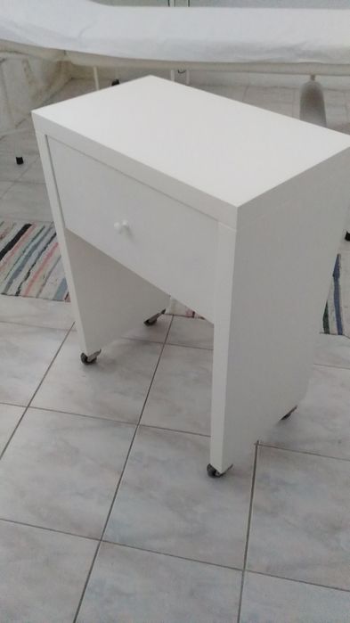 Movel  branco com uma gaveta