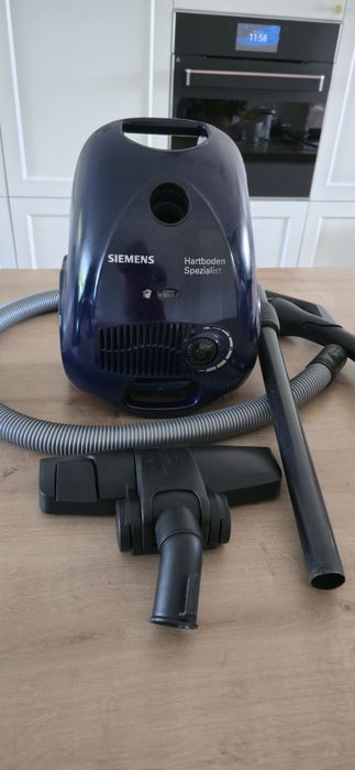 Mocny odkurzacz Siemens Hartboden o mocy 1800W.
