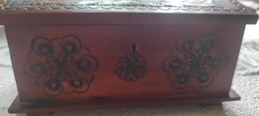 Drewniana skrzynka ozdobna