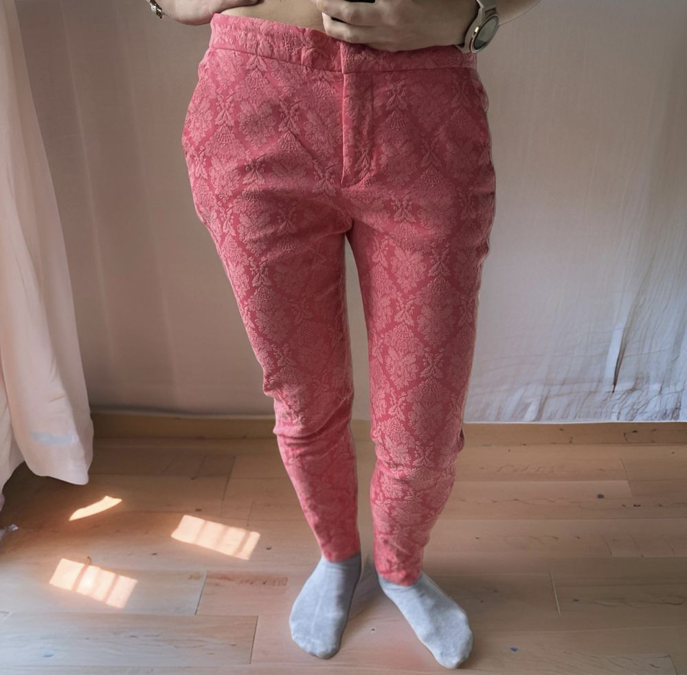 Różowe spodnie garniturowe Zara. 34, niski stan, wzor 3D