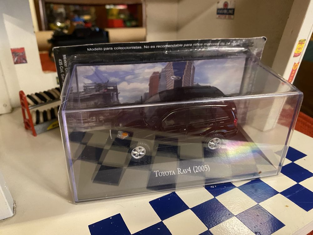 Toyota Rav4 2005 à escala 1:43