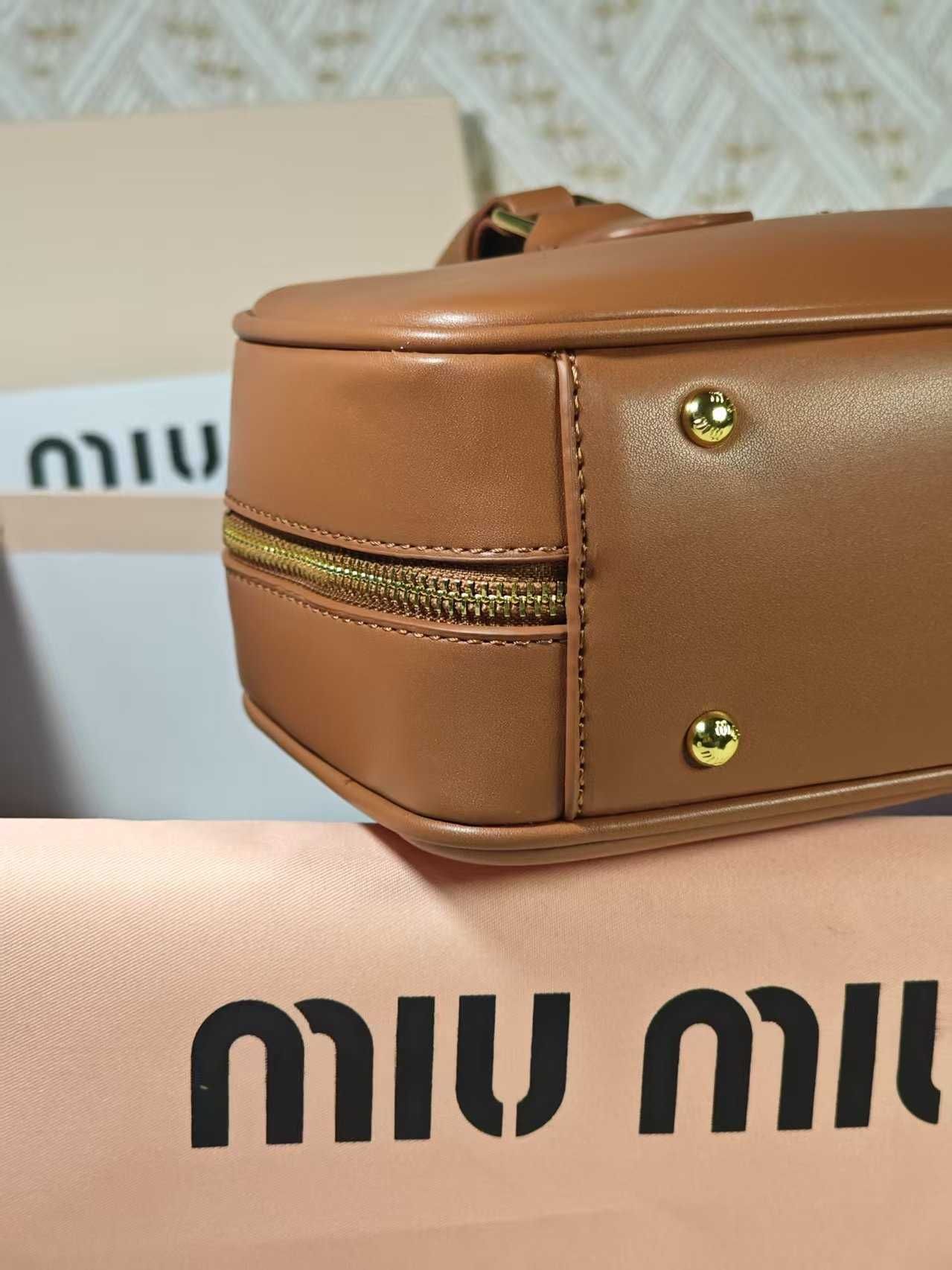 Ekskluzywna brązowa torba Miu Miu dla stylowych kobiet