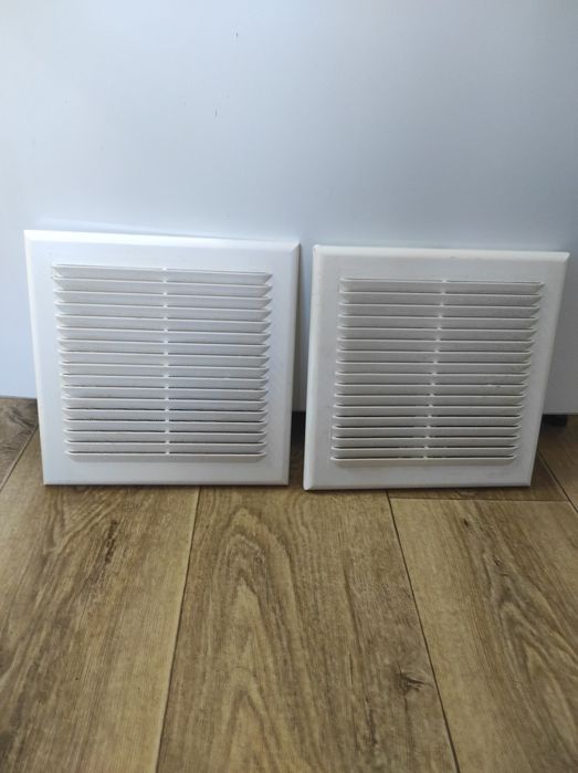 Вентиляційна пластикова решітка із сіткою