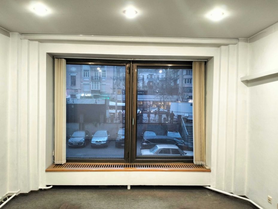 Три окремих  робочих  кабінету для адвоката, юриста нотаріуса аудитора