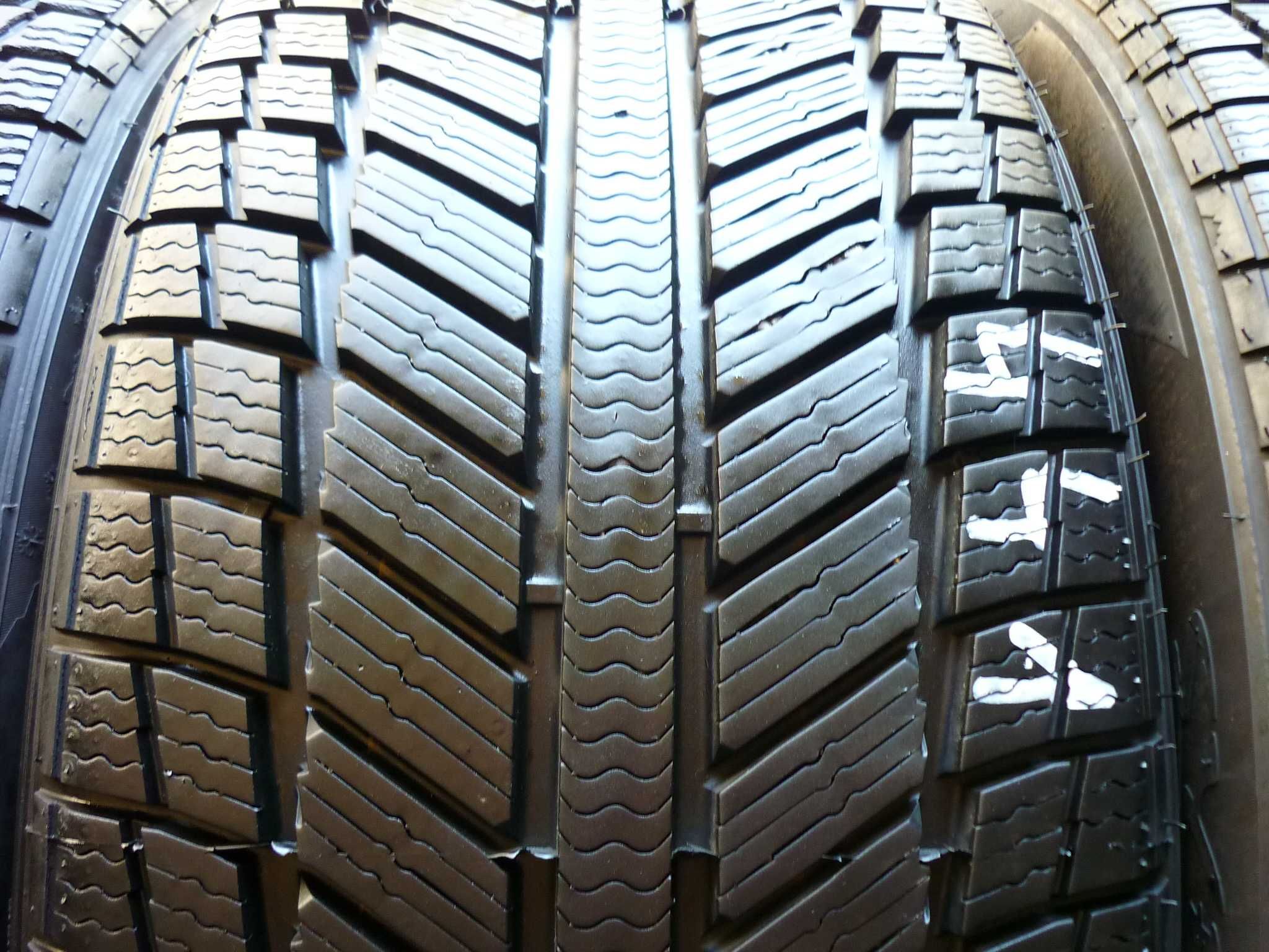 [441]  245/40/19 98W XL SYRON EVEREST 1+  2x8.7 2x7.5 mm