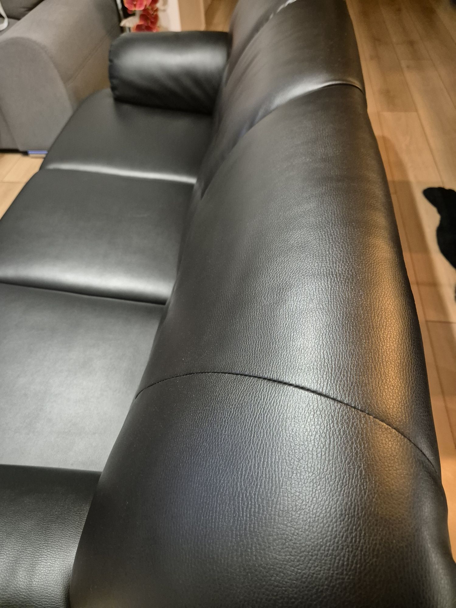 Skórzana śliczna czarna sofa