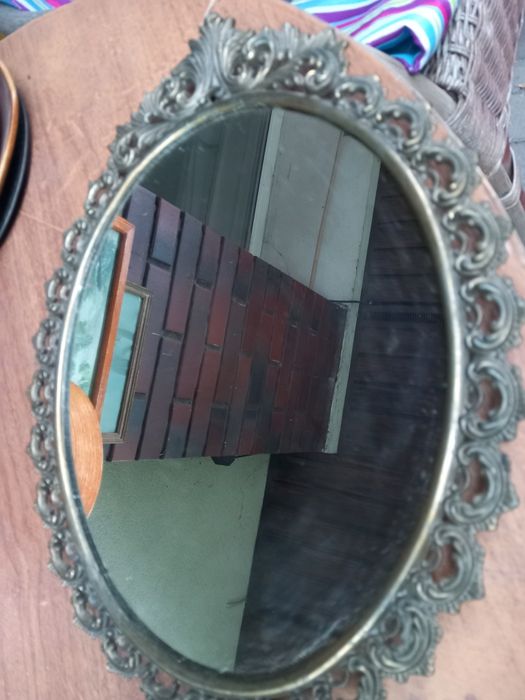 Lustro w drewnianej oprawie.