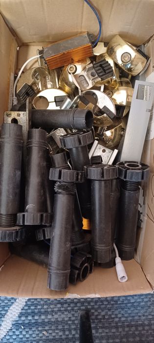 Elementy stolarskie nóżki i łączniki do szyb złote